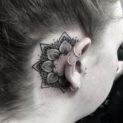  Tatouage mandala derrière l'oreille avec trois piercings
